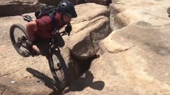 Un cycliste fait une terrible chute au bord d’une falaise mais survit