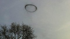 Un énorme cercle noir apparaît dans le ciel !!!! Mystère total