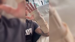 Benji Samat : Blessé au bras, il dévoile son plâtre et donne des nouvelles !