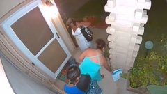 Accompagnée de ses filles pour Halloween, une mère vole un colis Amazon devant une maison