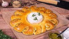 Dépassez les limites et fondez pour la couronne de camembert