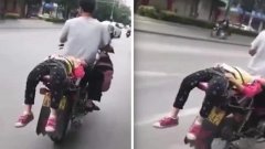 Il attache sa fille à sa moto parce qu’elle refuse d’aller à l’école