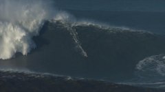 A Nazare au Portugal, ils surfent des vagues de 35 mètres
