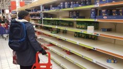 Coronavirus : les Français se ruent dans les supermarchés et vident les rayons malgré une absence...