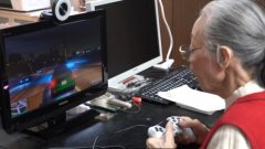 À 90 ans, cette mamie est accro aux jeux vidéos : 