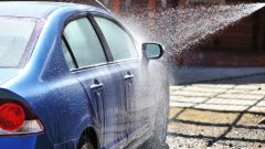Laver votre voiture chez vous peut coûter cher : 450 € d'amende
