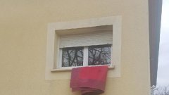 Confinement : voici pourquoi certaines personnes mettent un chiffon rouge à la fenêtre