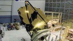 JWST : première levée du miroir dans la plus grande salle blanche du monde