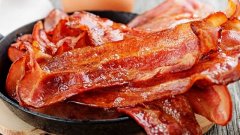 Une vegan souhaite porter plainte contre sa mère car celle-ci fait cuire du bacon à la maison
