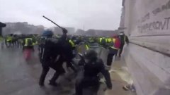 L'impressionnante vidéo de la charge des policiers à l'Arc de triomphe comme si vous y étiez