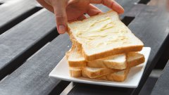 Loi de Murphy : pourquoi la tartine tombe-t-elle toujours du côté beurré ?