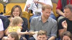 Le Prince Harry se fait voler son popcorn par une petite fille, sa réaction ne se fait pas attendre