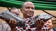 Un mineur devient millionnaire après avoir trouvé la plus grosse pierre précieuse jamais découverte en Tanzanie