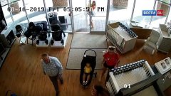 Une mère vole une poussette mais oublie son fils dans le magasin