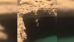 Il saute dans l'eau depuis une falaise, mais a oublié de regarder ce qu'il y avait en bas