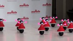 Des robots pom-pom girls qui dansent en rythme