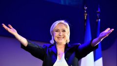 Marine Le Pen dévoile son logo de campagne et devient la risée du web