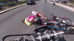 Un couple en maillot de bain et sans casque chute à moto