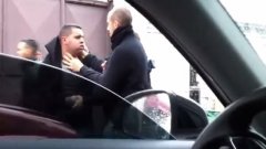 France : Un policier donne un coup de boule à un homme