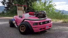 Il installe un moteur puissant dans une voiture jouet Barbie. Le résultat est impressionnant !