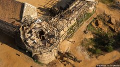 La construction du château fort de Guédelon vue du ciel