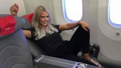 Pendant qu’elle voyage en 1ère classe, cette blogueuse laisse ses enfants en classe éco dans l’avion