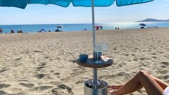 Ce parasol antivol permet de mettre ses affaires précieuses en sécurité et de profiter de la plage en toute tranquillité