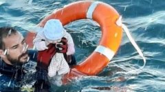 Crise migratoire à Ceuta : la photo d'un nourrisson, sorti inconscient des eaux par un sauveteur, bouleverse le monde
