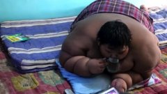 Ce garçon d'Indonésie pesait 191.87 kg à 10 ans, mais 2 ans plus tard, il a complètement changé