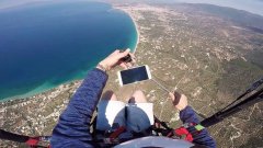 Ungeschicktem Paraglider passiert beim Selfie machen ein fatales Missgeschick