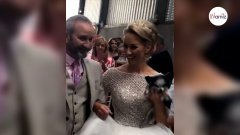 Les invités sont sans voix quand ils voient avec qui la mariée a choisi de marcher vers l’autel