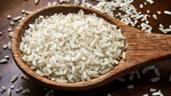 Der gefährliche Fehler, den wir alle beim Reis kochen machen und warum er schlecht die Gesundheit ist
