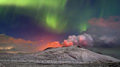 En Islande, un photographe a immortalisé une éruption volcanique en même temps que l'apparition d'une aurore boréale