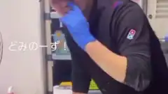 Un employé de Domino's Pizza se cure le nez et s'essuie dans la pâte, l'enseigne réagit publiquement