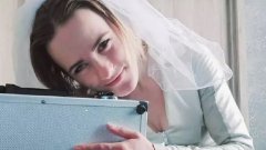 Cette Russe de 24 ans, attirée par les objets, a épousé sa mallette