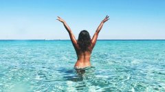 Voici pourquoi de moins en moins de femmes sont prêtes à pratiquer le topless à la plage