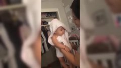 Le papa rase les cheveux de sa fille : la maman fond en larme en découvrant la tête de son bébé