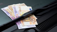 Du hast einen 50€-Schein an Deiner Windschutzscheibe gefunden ? Vorsicht, es könnte ein Betrug sein...