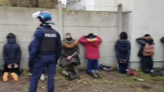 Les images hallucinantes de l'arrestation par la police de 150 lycéens à Mantes-la-jolie