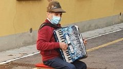 Privé de visite à cause du Covid-19, un italien de 81 ans a joué de l'accordéon sous la fenêtre de sa femme hospitalisée