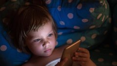 Un enfant qui regarde un écran tôt le matin a plus de risques de développer des troubles du langage