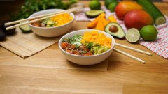Succombez à ce poke bowl, préparé avec une belle mangue et un savoureux saumon !
