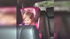 Une petite fille chante Bohemian Rhapsody dans sa voiture... Trop mignon