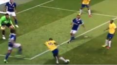 Fail - La légende Brésilienne Rivaldo manque un coup du foulard