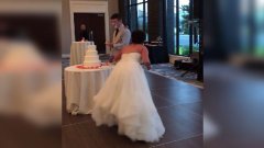 Les deux mariés se battent pendant le coupage du gâteau, ça tourne très mal