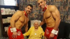 Pour ses 100 ans, elle a fait venir des majordomes nus pour la servir à la maison de retraite
