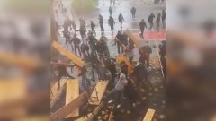 France : Des supporters de Lens retournent une terrasse de bar à Valenciennes