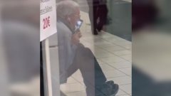 Un papy lèche l’écran de son téléphone pendant un Skype coquin