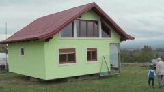 Pour offrir une vue différente à son épouse,  il construit une maison qui tourne sur elle-même