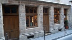 Derrière cette façade, se cache l'un des plus vieux secrets de Paris